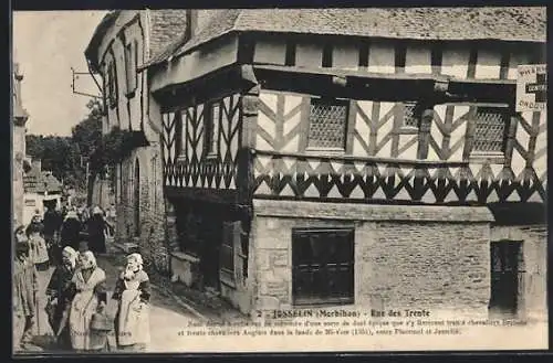 AK Josselin, Rue des Trente avec maisons à colombages et passants en costumes traditionnels