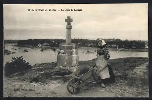 AK Vannes, La Croix de Langlen avec vue sur la rivière et village en arrière-plan