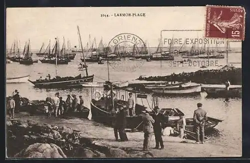 AK Larmor-Plage, Vue du port animé avec bateaux de pêche et marins sur le quai