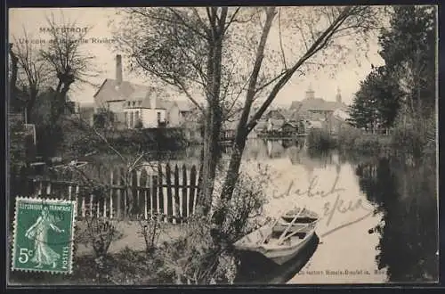 AK Malestroit, Un coin de la rivière avec barque et village en arrière-plan