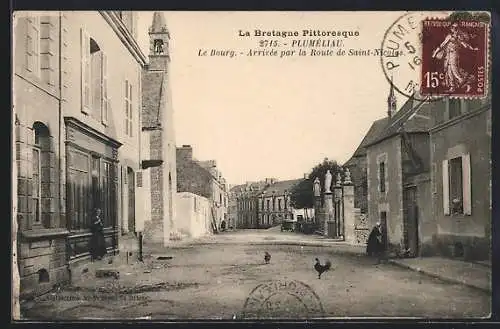 AK Pluméliau, Le Bourg, Arrivée par la Route de Saint-Nicolas