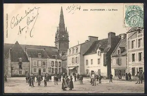 AK Pluvigner, La Place animée avec tour d`église et villageois