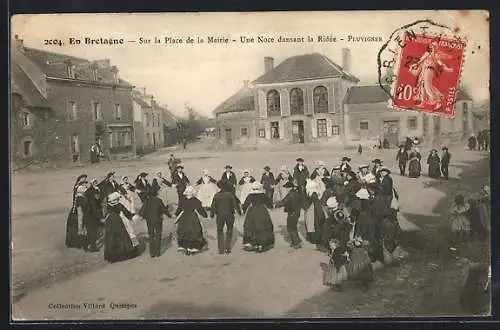 AK Pluvigner, Une Noce dansant la Ridée sur la Place de la Mairie