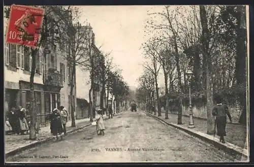 AK Vannes, Avenue Victor-Hugo avec passants et arbres bordant la rue