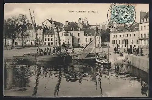 AK Vannes, Les Quais avec bateaux amarrés et bâtiments en arrière-plan