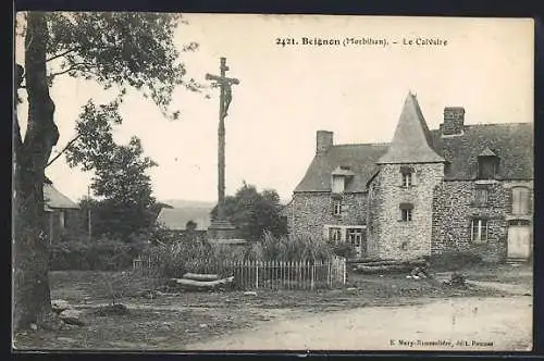 AK Beignon, Le Calvaire devant une maison en pierre