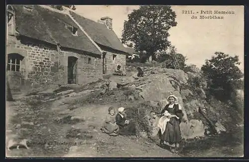 AK Morbihan, Petit hameau avec habitants devant une maison en pierre