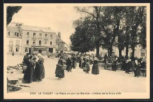 AK Le Faouët, La Place un jour de marché, L`Hôtel de la Croix d`Or