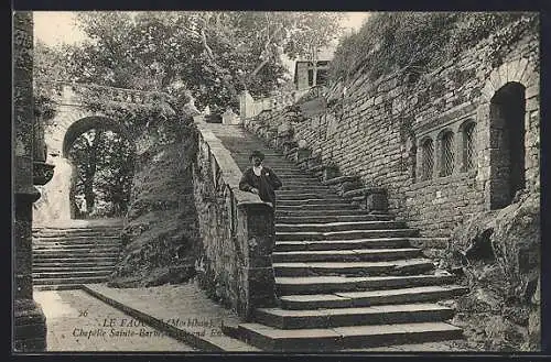 AK Le Faouët, Chapelle Sainte-Barbe et escalier pittoresque