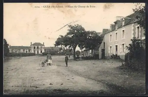 AK Guer, Place du Champ de Foire avec habitants et bâtiments alentours