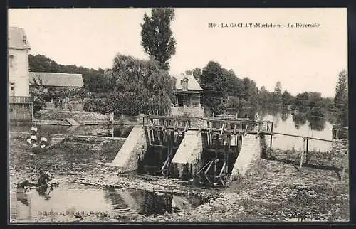 AK La Gacilly, Le Déversoir et paysage fluvial