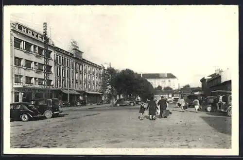 AK Lorient, Place de la Gare avec voitures et passants