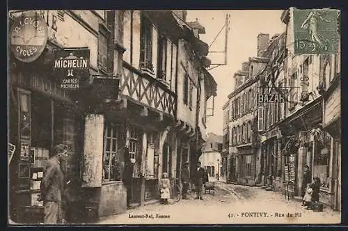 AK Pontivy, Rue du Fil avec boutiques et passants