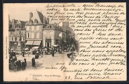 AK Pontivy, Place du Martray avec foule et bâtiments historiques