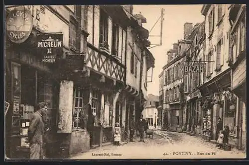 AK Pontivy, Rue du Fil animée avec boutiques et passants