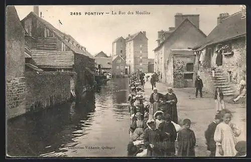 AK Pontivy, La Rue des Moulins avec habitants au bord de l`eau