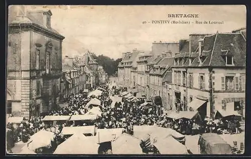 AK Pontivy, Rue de Lourmel animée par un marché vibrant