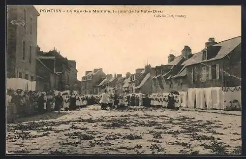 AK Pontivy, La Rue des Moulins, le jour de la Fête-Dieu