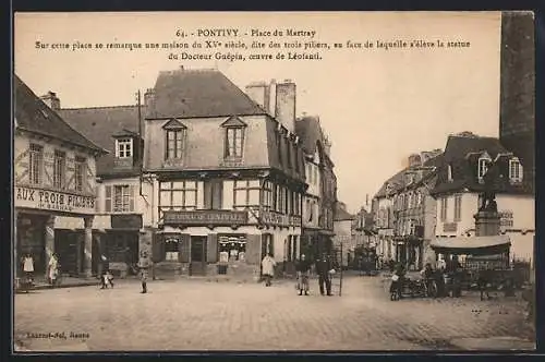 AK Pontivy, Place du Martray avec maison du XVe siècle et statue du Docteur Gaspin