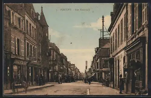 AK Pontivy, Rue Nationale animée avec passants et bâtiments historiques