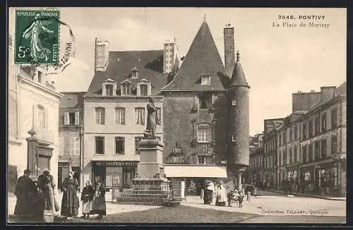 AK Pontivy, La Place du Martray avec statue et bâtiments historiques