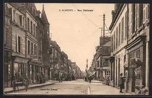 AK Pontivy, Rue Nationale animée avec passants et commerces