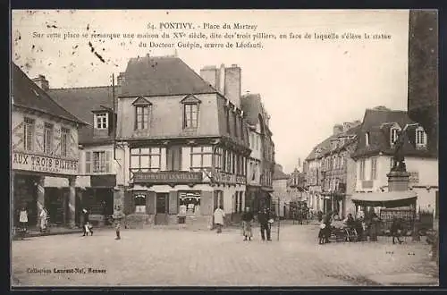 AK Pontivy, Place du Martray avec maison du XVe siècle et statue du Docteur Guépin