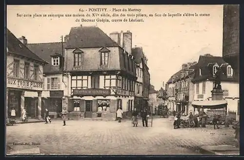 AK Pontivy, Place du Martray avec statue du Docteur Guépin et maison des Trois Piliers