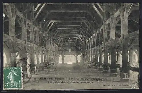 AK Questembert, Intérieur des Halles, charpente en chêne remarquable