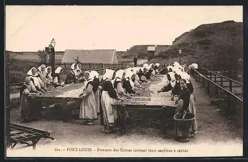 AK Port-Louis, Femmes des usines mettant leurs sardines à sécher