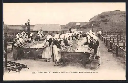 AK Port-Louis, Femmes des Usines mettant leurs sardines à sécher