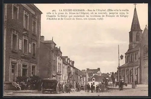 AK La Roche-Bernard, Rue de l`Hôpital avec église et scène de rue animée