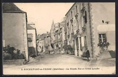 AK Rochefort-en-Terre, La Grande Rue et l`Hôtel Lecadre