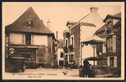 AK Rochefort-en-Terre, Place du Puits animée avec voitures et passants