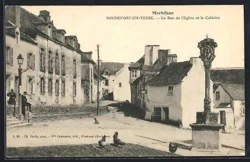 AK Rochefort-en-Terre, La Rue de l`Église et le Calvaire