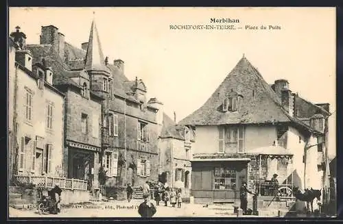 AK Rochefort-en-Terre, Place du Puits animée avec passants et calèche