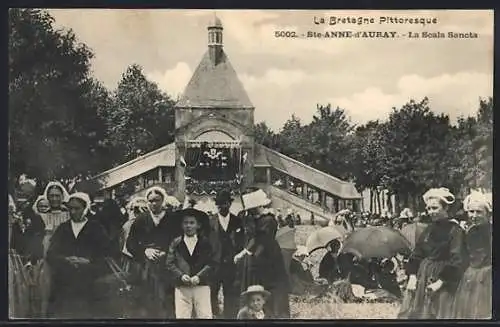 AK Sainte-Anne-d`Auray, La Scala Sancta avec des visiteurs en costumes traditionnels