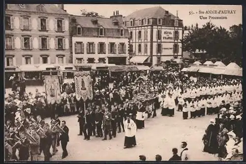 AK Sainte-Anne-d`Auray, Une procession devant l`Hôtel de France