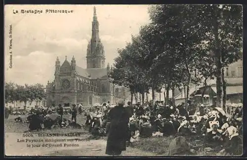 AK Sainte-Anne-d`Auray, Les paysans mangeant sur l`herbe le jour du Grand Pardon