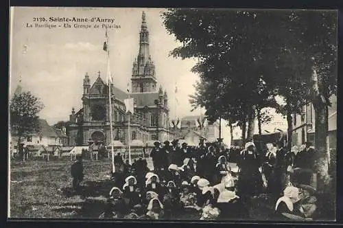 AK Sainte-Anne-d`Auray, La Basilique, Un Groupe de Pèlerins