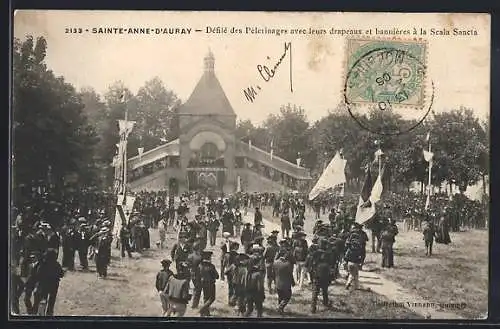 AK Sainte-Anne-d`Auray, Défilé des pèlerinages avec drapeaux et bannières à la Scala Sancta