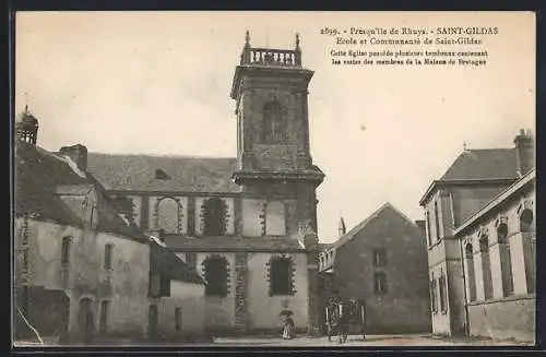 AK Saint-Gildas, École et Communauté avec l`église et les tombes de la Maison de Bretagne