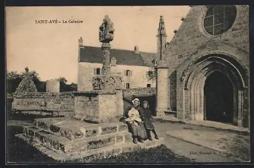 AK Saint-Avé, Le Calvaire et l`église avec des visiteurs sur le parvis