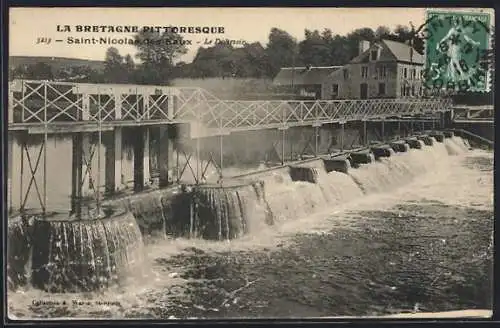 AK Saint-Nicolas-des-Eaux, Le Déversoir avec passerelle en Bretagne pittoresque