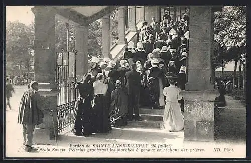 AK Sainte-Anne-d`Auray, Pèlerins montant les marches à genoux en récitant des prières