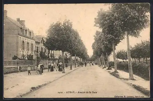 AK Auray, Avenue de la Gare avec passants et arbres alignés