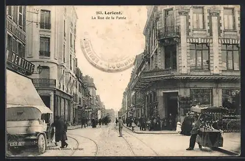 AK Lorient, La Rue de la Patrie animée avec passants et commerces