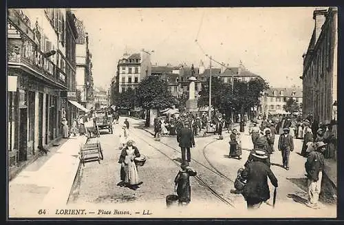 AK Lorient, Place Bisson animée avec passants et tramway