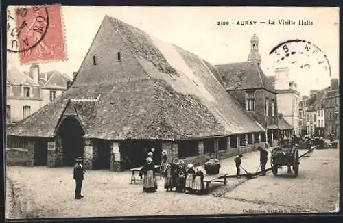 AK Auray, La Vieille Halle animée avec passants et charette