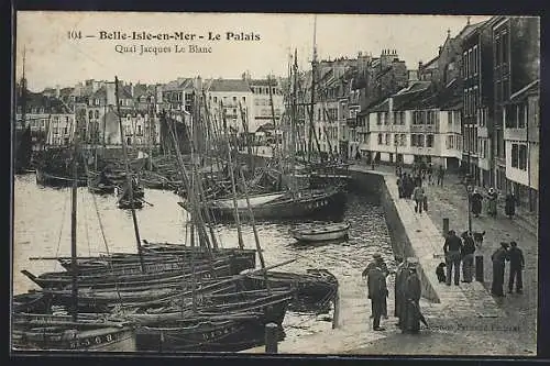 AK Le Palais /Belle-Isle-en-Mer, Quai Jacques Le Blanc avec bateaux amarrés et promeneurs sur le quai